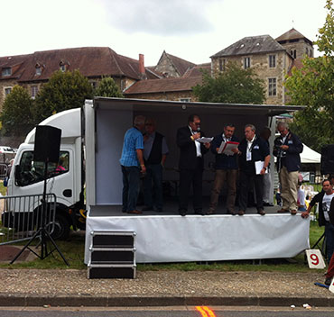 car podium pour manifestions sportives