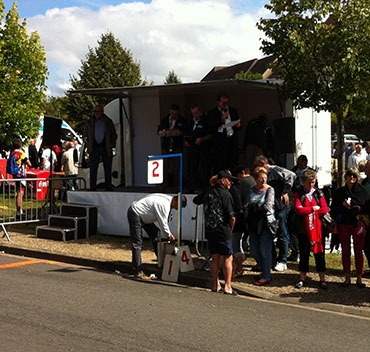 camion podium pour manifestions municipales